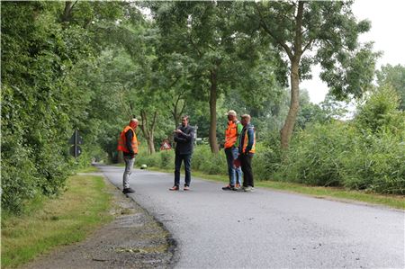 Vertreter von Stadt und Baufirma bei der Abnahme der sanierten Karl-Wenholt-Straße am Donnerstagmittag. 