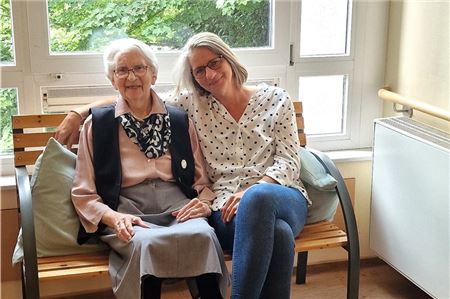 Verwaltungskraft Elke Diepen und ihre Mutter, Bewohnerin Eliese Diepen, fühlen sich im Kursana Domizil Aurich wohl. Foto: Kursana