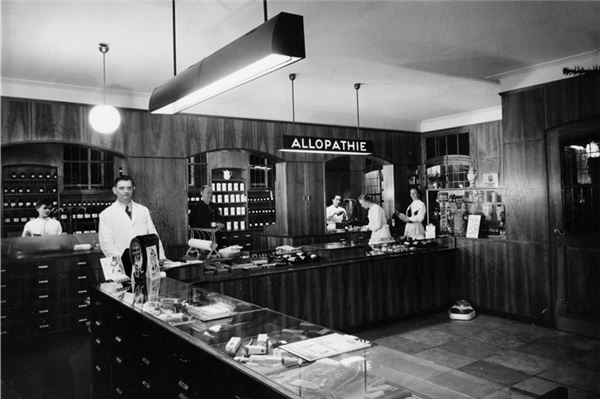 Viel dunkles Holz, wenig Technik: Ein historischer Blick in die Hirsch-Apotheke in Leer, die Dr. Heinrich Buurman 1970 von seinem Vater übernahm. Foto: privat