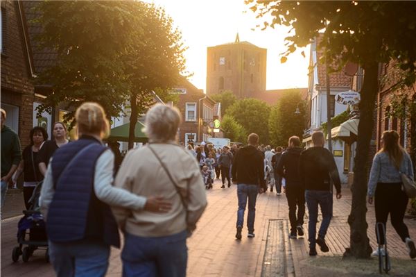 Nachtbummel mit Musik und vielen Angeboten Viel los auf der Rosenstraße in Marienhafe.