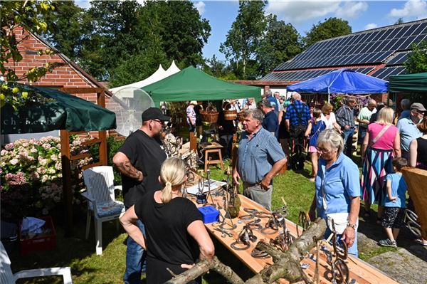 Handwerk erleben, Tradition genießen Viel zu entdecken: An rund 58 Ständen präsentieren Aussteller selbst hergestelltes Handwerk und kunsthandwerkliche Produkte.
