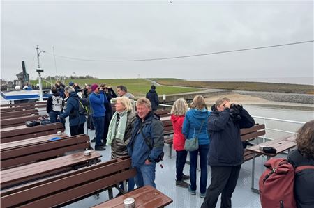 Viele Besucher gehen auch bei schlechterem Wetter an Deck der „Graf Edzard I.“, um die Vögel mit Ferngläsern zu beobachten oder zu fotografieren. Fotos Keno Klaassen