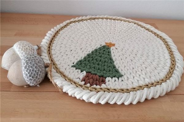 Viele kleine Weihnachtsdekorationen.