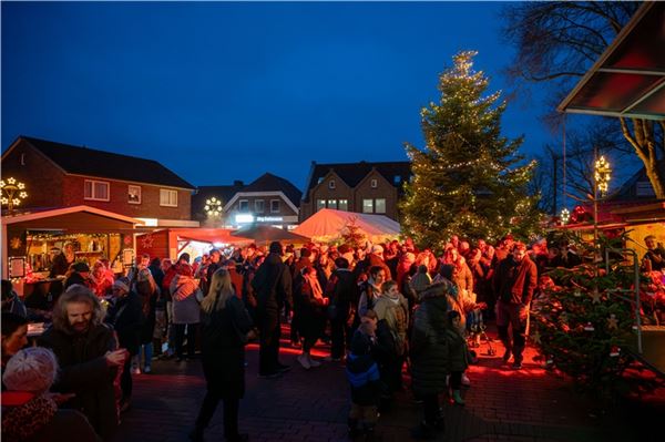 Marienhafe im Lichterglanz Viele Menschen aus dem Brookmerland packen mit an um den Weihnachtsmarkt zu etwas besonderem zu machen.
