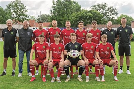 Viele neue Gesichter beim TuS Pewsum. Das Foto zeigt (unten, v. l.) Dirk Frerichs, Lino Preuß, Mika Popp, Samuel Tebben, Hauke Westermann, (stehend v. l.) Klaus Bergmann, Heiner Wolthoff, Niklas Südhoff, Jannik Stomberg, Julian Jauken, Fabrizio Piazza, Simon Beer, Frank Korte und Jonas Petersen. Foto: Ute Bruns