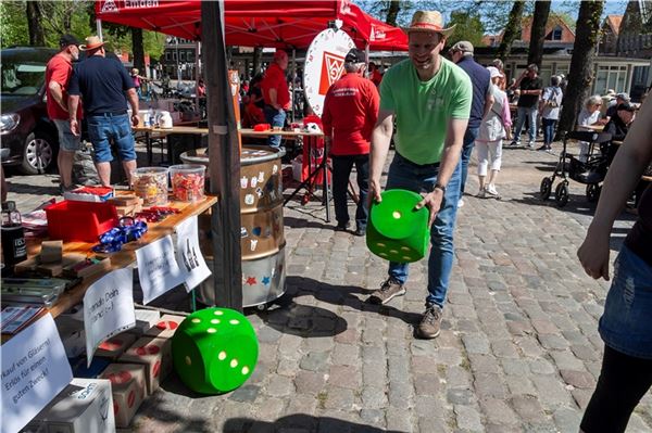 Eiben fordert mehr Arbeitnehmer in den Unternehmensführungen Viele Vereine präsentierten sich beim Fest mit eigenen Ständen.