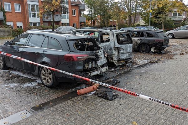 Vier Fahrzeuge brannten am Donnerstagmorgen auf dem Parkplatz in der Kirchstraße. Foto: Merlin Klinke