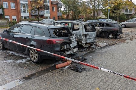 Vier Fahrzeuge brannten am Donnerstagmorgen auf dem Parkplatz in der Kirchstraße. Foto: Merlin Klinke