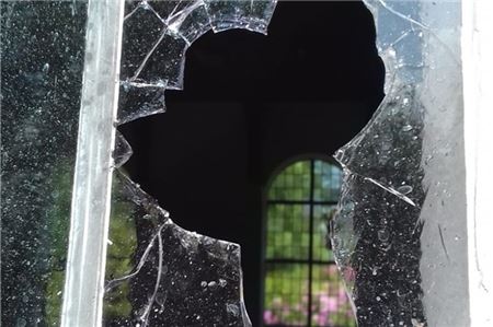 Vier Kinder beziehungsweise Jugendliche sollen im Bahnhof Norddeich Mole einen verglasten Fahrplanaushang zerstört haben. Symbolfoto