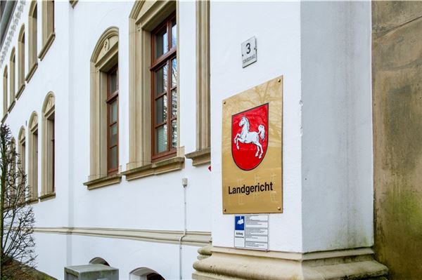 Vier Männer stehen seit Wochenbeginn vor dem Auricher Landgericht. Foto: Ute Bruns