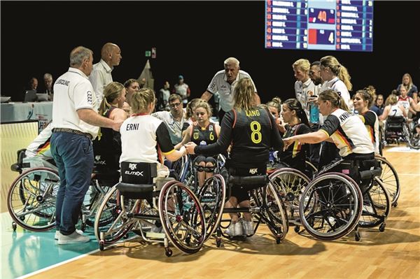 Vier Siege aus fünf Vorrundenspielen. Die deutsche Frauennationalmannschaft im Rollstuhlbasketball mit Lena Knippelmeyer (r.) zeigt bei der WM in Dubai eine gute Form. Foto: Steffie Wunderl