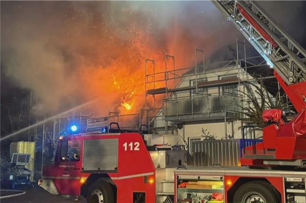 Völlig verwüstet wurde dieses Mehrfamilien-Ferienhaus auf Langeoog. Feuerwehrleute vom Festland mussten beim Löschen helfen.