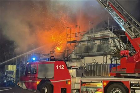 Völlig verwüstet wurde dieses Mehrfamilien-Ferienhaus auf Langeoog. Feuerwehrleute vom Festland mussten beim Löschen helfen.