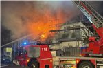 Völlig verwüstet wurde dieses Mehrfamilien-Ferienhaus auf Langeoog. Feuerwehrleute vom Festland mussten beim Löschen helfen.