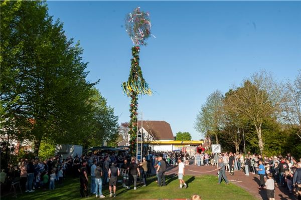 Die schönsten Bilder: Das Norderland feiert in den Mai Volksfeststimmung auch in Leezdorf am Vorabend des 1. Mai.