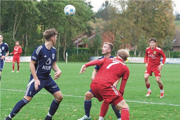 Voll auf der Höhe. Der furiose 3:2-Heimsieg gegen den TuS Pewsum hat dem Tabellensiebten SV Hage – l. Hennnig Ossenkopf, r. Tammo Barkhoff – Auftrieb gegeben. Foto: Johannes Müller