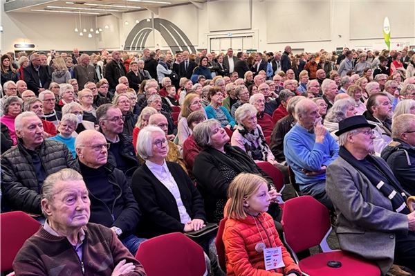 Voll besetzt: Die Reihen vor der Bühne.