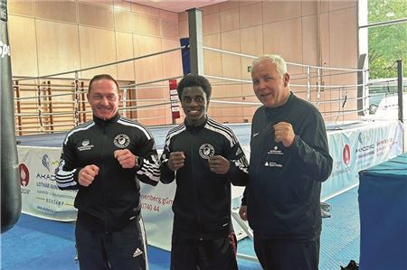 Vollauf zufrieden. Auch den Bundestrainer Gunnar Berg (r.) überzeugte der DM-Kandidat Ousmane Diallo beim Lehrgang. „Er macht seine Sache ausgezeichnet“, lobt Michael Bochardt. Foto: Privat