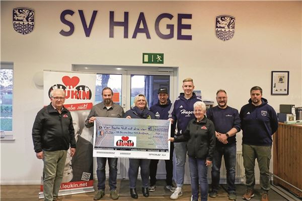 Vollauf zufrieden bei der Spendenübergabe. Das Foto zeigt (v. l.) Horst Morgenstern (Leukin), Holger Stellmacher (SV Hage), Mareike Schipper-Wilkens (SG Berumerfehn), Marco Kröger (SV Hage), Lars Rykena (SV Hage), Adelheit Winkler (Leukin), Claas Pollner (Friesen-Apotheke Großheide) und Thorsten Dröge (SG Berumerfehn).