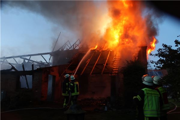 Vollbrand des Dachstuhls.