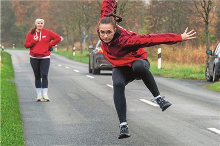 Volldampf voraus. Die Holzgruppe von „Noord“ Norden um Tomke Kleen legte 2,62 Wurf vor. Doch mit der Gummikugel konterten die Südarlerinnen mit 3,35 Wurf. Foto: Hinrich Saathoff