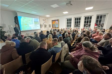 Volle Hütte in Leybuchtpolder: In der Lüttjen Kark hörten Anwohner und Betroffene gespannt dem Vortrag zu – ihren Unmut konnten sie allerdings nicht zurückhalten.