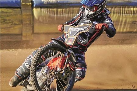 Volle Kontrolle im Drift. Ben Iken in Aktion – der 20-jährige Brookmerlander zeigte in seiner ersten Profisaison beeindruckende Leistungen auf der Speedway-Maschine. Foto: Klaus Hauptmann