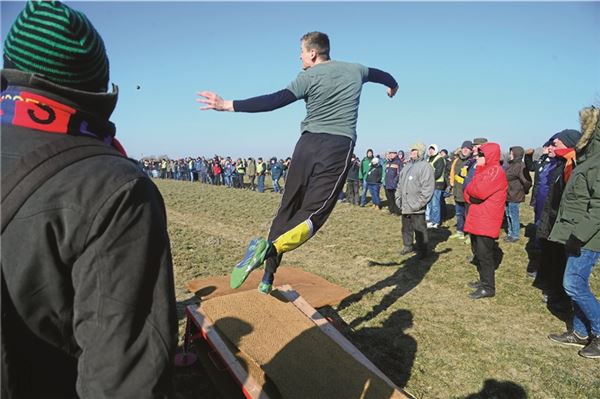 Volle Pulle vor viel Publikum. Das letzte Mal kamen die „Käkler“ und „Mäkler“ 2018 beim Feldkampf in Stollhamm auf ihre Kosten. Eine Neuauflage steht in den Sternen. Foto: Benjamin Tebben-Willgrubs