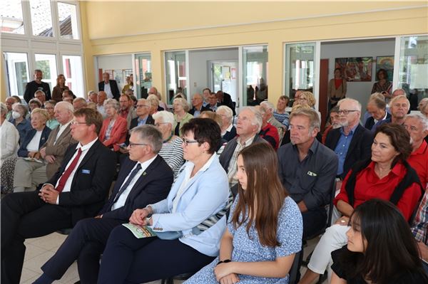 Volle Reihen bei der Eröffnung der 51. Greetsieler Woche: Noch bis Sonntag ist Kunst aus der Region zu sehen. Fotos: Irmi Hartmann