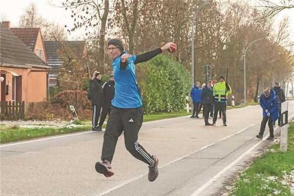Voller Einsatz. Kathrin Saathoff und der KBV Theener unterlagen überraschend Gegner Blomberg. Foto: Saathoff