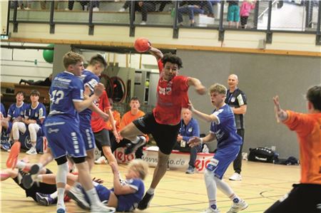 Voller Einsatz. Von einem Acht-Tore-Rückstand ließen die SG-Handballer sich gegen den Bundesliga-Nachwuchs aus Bremen nicht beirren. Foto: Johannes Müller