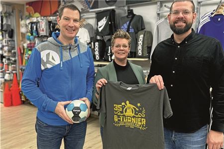 Voller Vorfreude. Auch (v. l.) Peter Adena, Carina Rewerts und Eike Holzhausen fiebern dem B-Turnier in Marienhafe entgegen. Das Trio präsentierte das offizielle Event-T-Shirt. Foto: privat