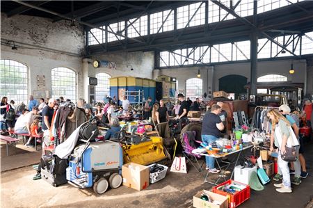 Volles Haus bei der MKO. Hier konnte man nicht nur besichtigen, sondern auch über den Flohmarkt bummeln. Fotos: Meret Edzards-Tschinke