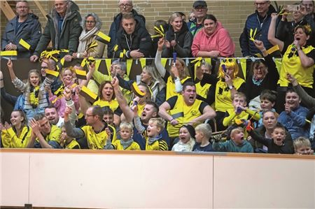 Volles Haus. Um 13 Uhr beginnt heute der Endspieltag in Hage. Der zweifache Pokalgewinner „Santos Rivero“ hat einen eigenen Fanclub. Foto: Ute Bruns