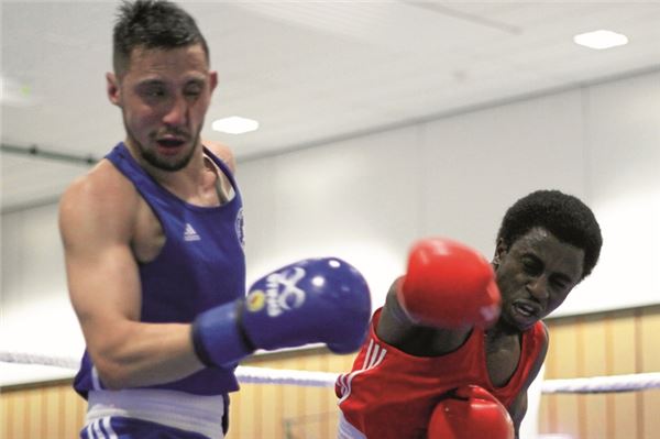 Volltreffer. Ousmane Diallo vom BC Norden kämpft gegen Maik Koch von BO Saterland um den Einzug ins Finale der Niedersachsenmeisterschaften. Foto: Johannes Müller