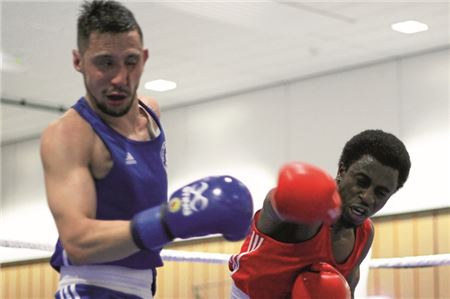 Volltreffer. Ousmane Diallo vom BC Norden kämpft gegen Maik Koch von BO Saterland um den Einzug ins Finale der Niedersachsenmeisterschaften. Foto: Johannes Müller