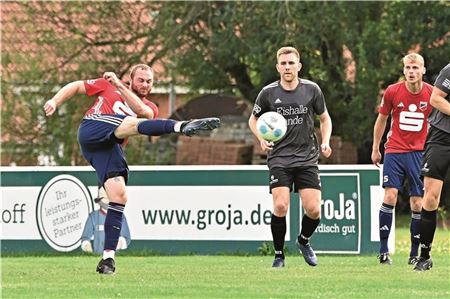 Volltreffer. Wuchtig hämmerte TuRa-Stürmer Jannik Tuinmann nach nur sieben Minuten den Ball zur Marienhafer Führung in die Maschen des VfB. Die frühe Führung beflügelte. Foto: Ute Bruns