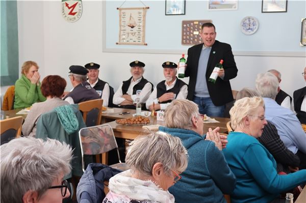 Vom Bürgermeister Florian Eiben gab es zum Tag der offenen Tür zwei Flaschen Doornkaat.