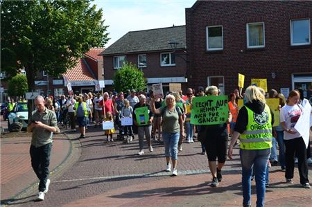 Vom Marienhafer Marktplatz aus ging es los.