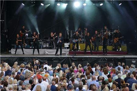 Von „Alice“ bis „Ti amo“: Howard Carpendale und seine Band bescherten ihren Fans ein abwechslungsreiches Konzerterlebnis.Foto: Werner Jürgens