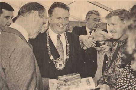 Von dem Besuch von Prinz Philip erfuhr Helmut Cramer (rechts) 1993 recht spontan. Dementsprechend improvisiert fiel auch das Geschenk für den Engländer aus. Foto: Cramer