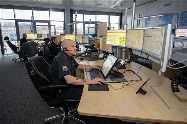 Von hier wird die Rettung im größten Teil Ostfriesland organisiert: Blick in die Kooperative Rettungsleitstelle in Wittmund. Sie ist für die Landkreise Aurich, Wittmund und Leer zuständig. Fotos: Ute Bruns