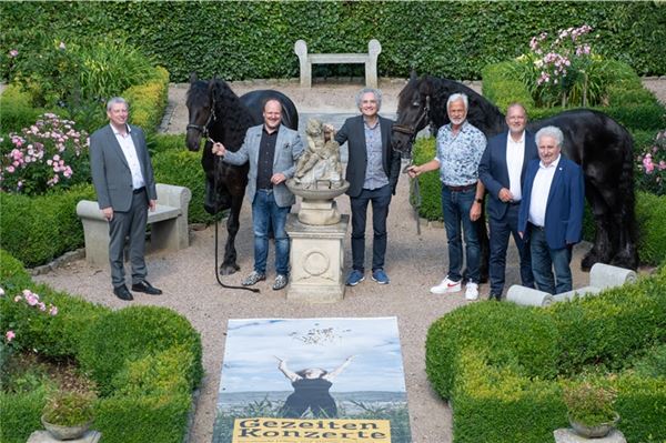 Von links: Lothar Janssen, Sprecher der Arbeitsgemeinschaft der Volksbanken und Raiffeisenbanken in Ostfriesland und Vorstand der Raiffeisenbank eG, Moormerland, Raoul-Philip Schmidt, organisatorischer Leiter der Gezeitenkonzerte, Prof. Matthias Kirschnereit, künstlerischer Leiter der Gezeitenkonzerte, Helmuth-Aiso Brümmer, Aufsichtsratsvorsitzender der ENOVA Unternehmensgruppe, Holger Franz, Vorstandsvorsitzender der Ostfriesischen Volksbank eG, und Landschaftspräsident Rico Mecklenburg mit den Friesenpferden Gauke und Siebo.