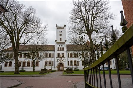 Vor dem Auricher Landgericht gestand der 24-Jährige zu Prozessbeginn seine Taten. Foto Ute Bruns