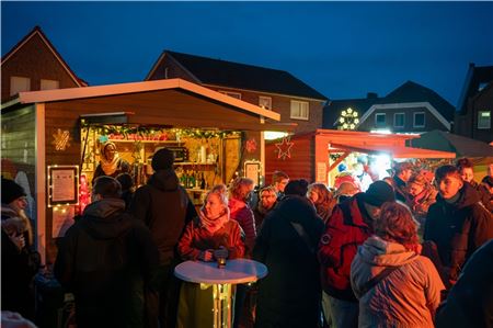 Vor den Hütten, wie hier beim Förderverein der Grundschule Upgant-Schott, drängten sich die Leute. Foto:Ute Bruns