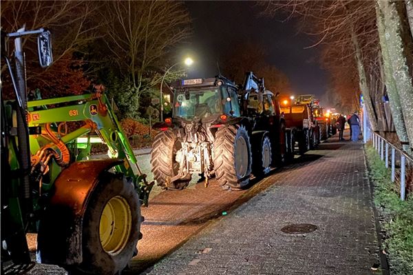 Vor der KGS Hage, in der der Samtgemeinderat Hage tagte, hatten Landwirte mit Traktoren Aufstellung genommen. 