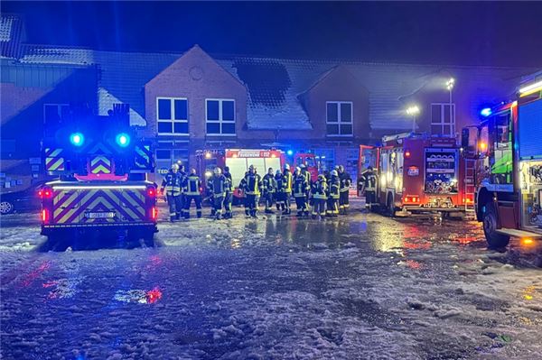 Hage: Brand im Altenwohnheim – Bewohner evakuiert Vor Ort waren dutzende Einsatzkräfte.