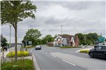 Vorn ist ein Kreisverkehr geplant, dahinter das noch bebaute Grundstück, auf dem das neue Hotel entstehen soll.