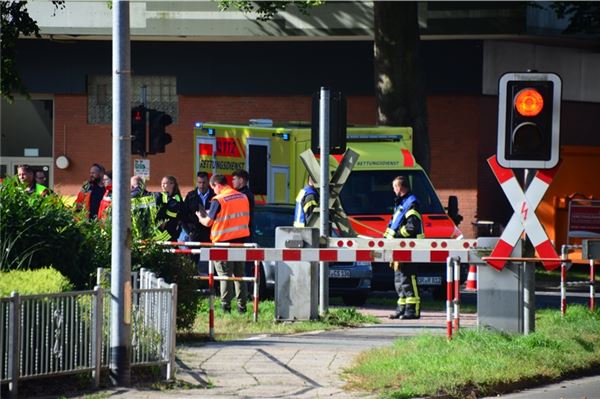 Rettungskräfte vor Ort: Bahnübergang in Norden derzeit voll gesperrt Wann die Sperrung aufgehoben ist, ist derzeit noch unklar.