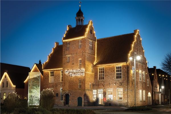 War Rathaus und Gefängnis und ist heute das Zuhause des Ostfriesischen Teemuseums: das Alte Rathaus.